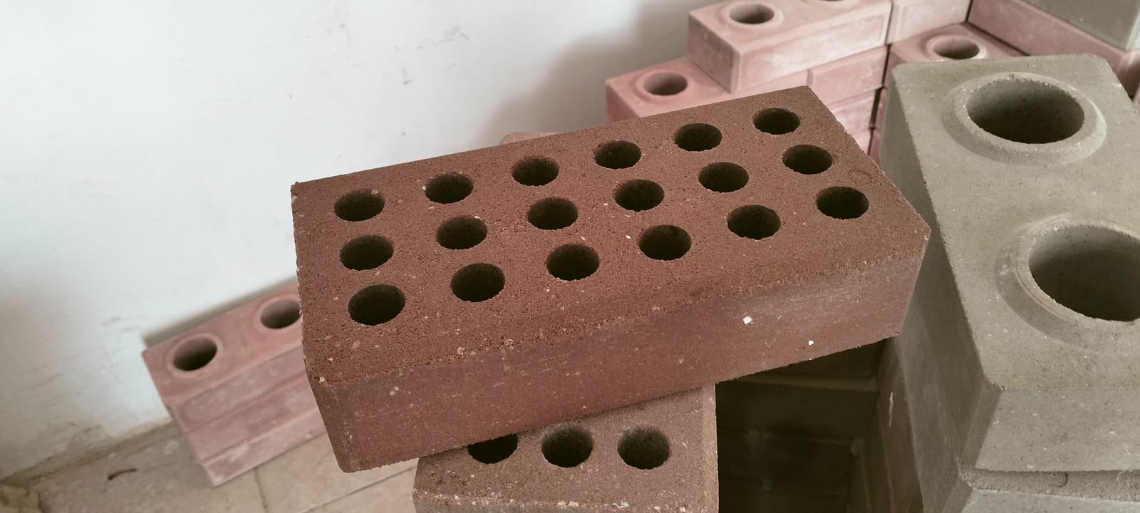 Ladrillo de 18 huecos prensado