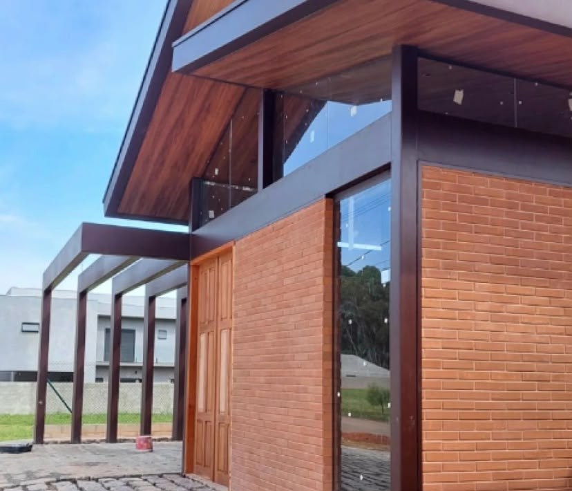 Fachada con muro caravista de ladrillo estructural